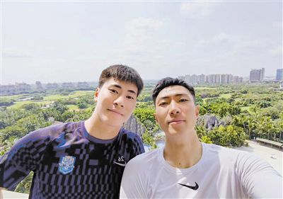 他趴我两腿中间舔我出水视频